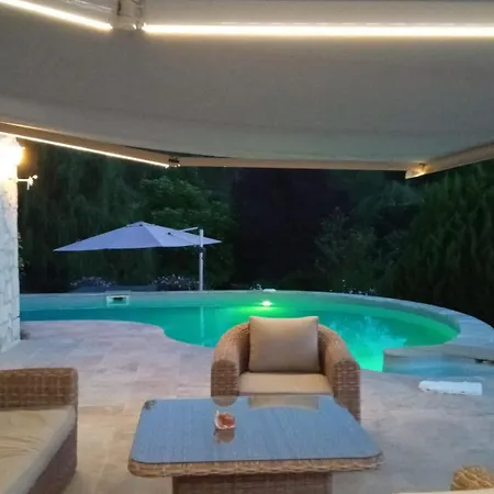Au Combe De Canet *