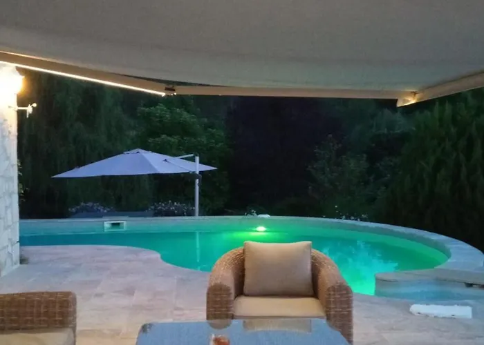 Au Combe De Canet 3*